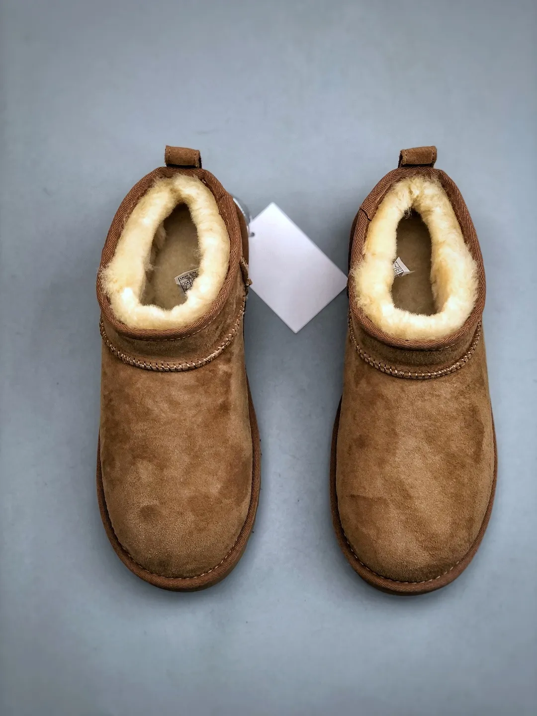 Local self-pickup 💰520 supports store placement. The top version on the market. UGG Mini thin-soled black short tube 1.5cm popular style. Produced by a major foreign trade factory in Guangzhou. Real sheep fur from toe to insole. Independent outer box packaging. Chip. Waterproof process. Different from any version on the market. 3cm thick sole, independently developed outsole, cashmere insole, keeping warm in winter, suitable for home use. In the new year, uug has launched a style series, which is partially geared towards the preferences of young consumers. It has also moved to the forefront of fashion trends. Shoe body material, water-repellent coated suede upper, 17mm UGGPURE™ implanted wool insole, lightweight non-slip and comfortable rubber outsole, with brand LOGO, and full packaging. Size: 35-44